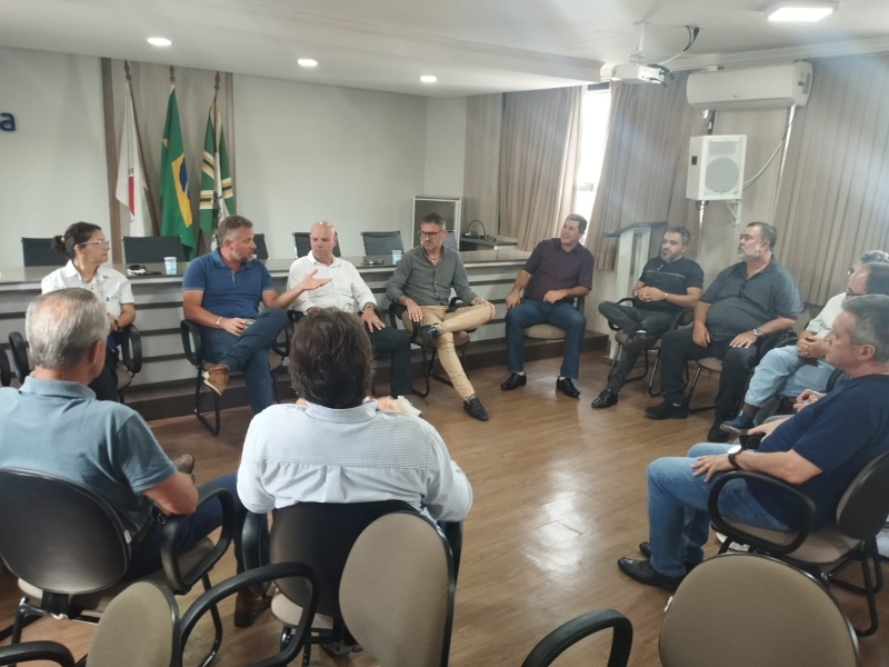 PRIMEIRA REUNIÃO DO ANO DA DIRETORIA E CONSELHOS DA ASSOCIAÇÃO COMERCIAL FOI COM DOIS SECRETÁRIOS DA PREFEITURA